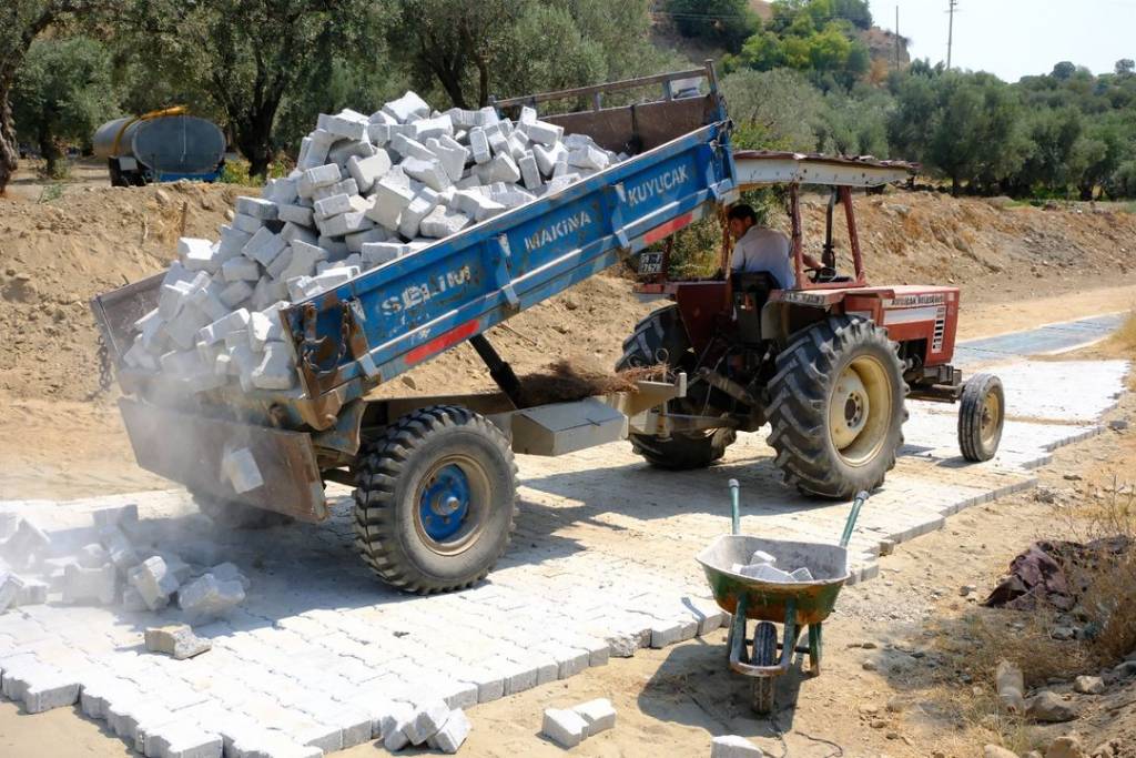 Kuyucak Belediyesi Yol Çalışmalarını Tamamladı