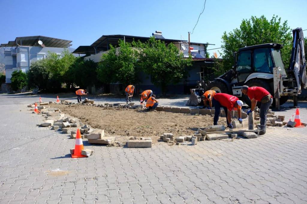 Kuyucak Belediyesi'nden Kavşak ve Park Düzenlemesi